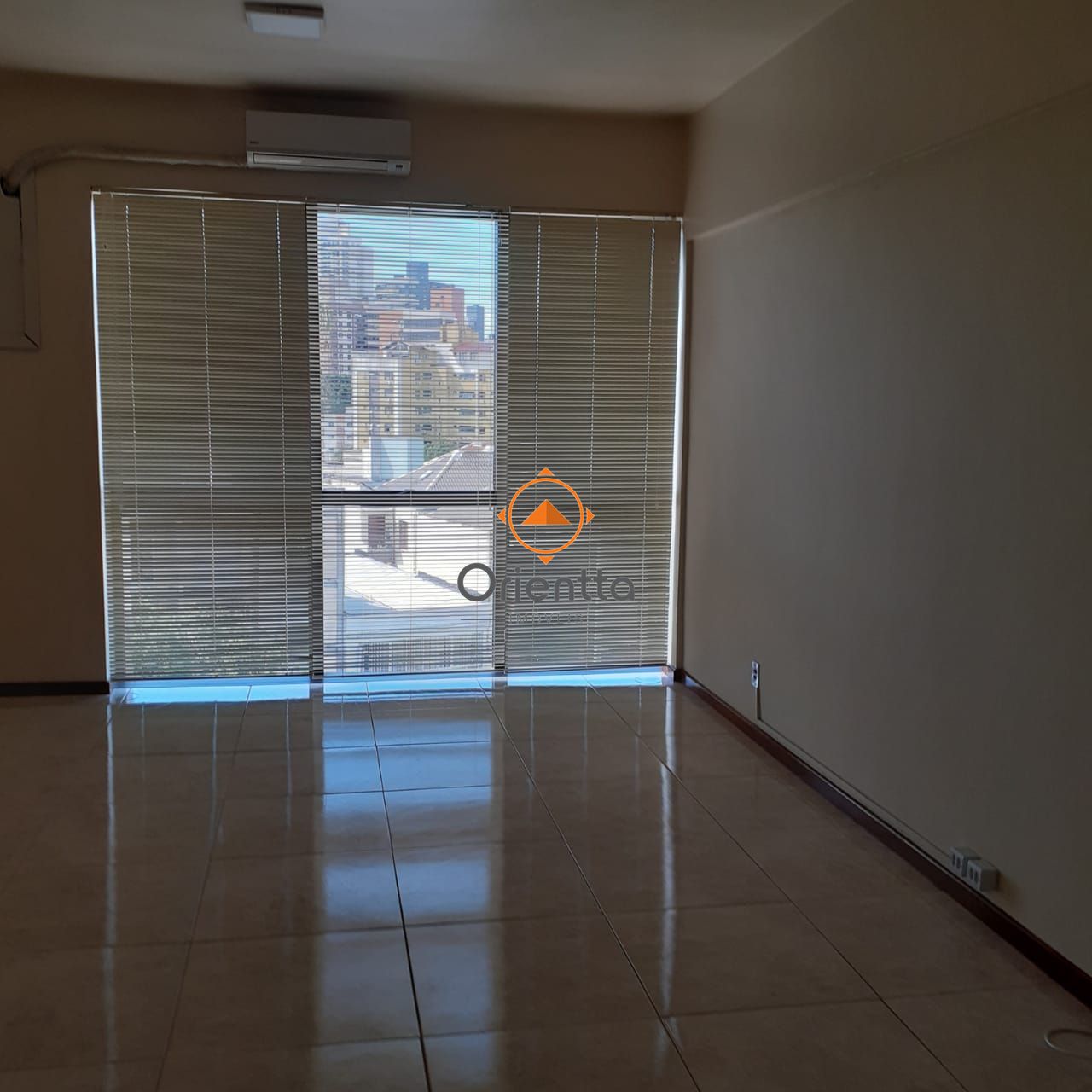 Sala Comercial, 1 dormitório no bairro Petrópolis em Porto Alegre para Comprar