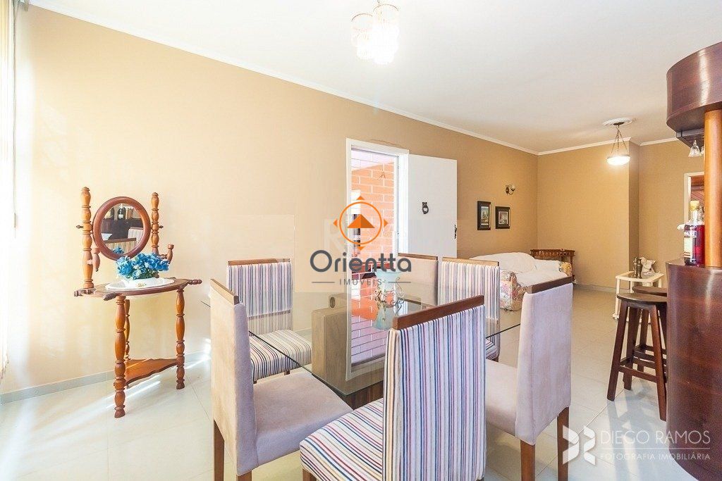 Casa com 140m², 2 dormitórios no bairro Medianeira em Porto Alegre para Comprar