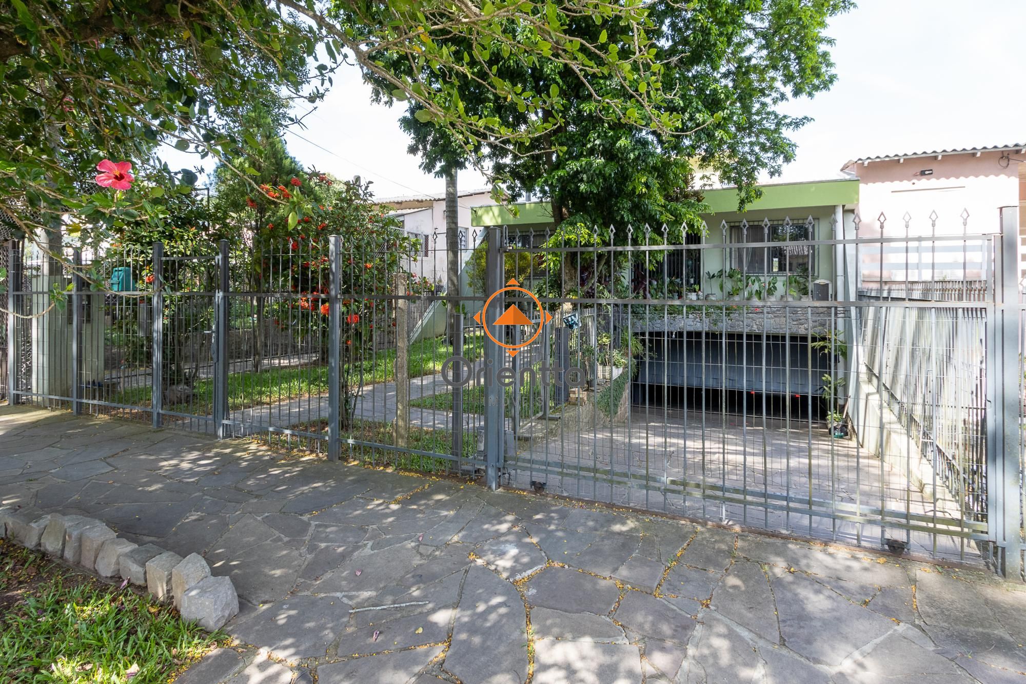 Casa, 3 dormitórios no bairro Vila Nova em Porto Alegre para Comprar