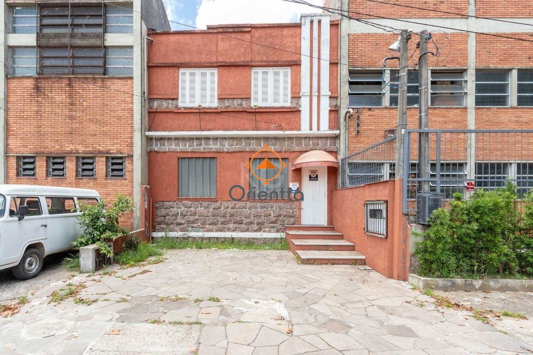 Casa com 232m², 3 dormitórios no bairro Navegantes em Porto Alegre para Comprar