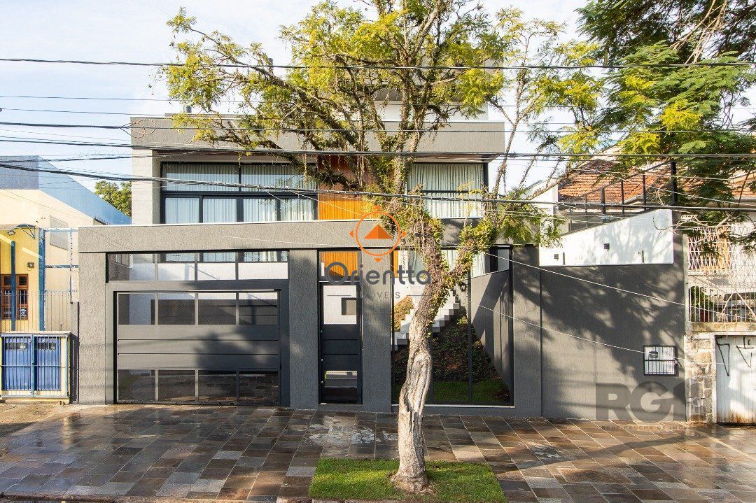 Casa com 380m², 3 dormitórios no bairro Medianeira em Porto Alegre para Comprar