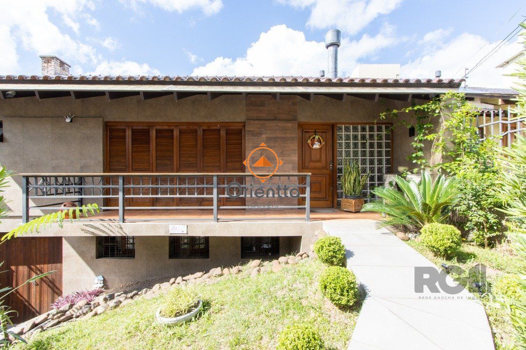 Casa com 274m², 3 dormitórios no bairro Medianeira em Porto Alegre para Comprar