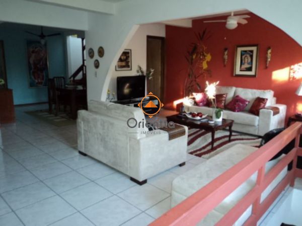 Casa com 450m², 3 dormitórios no bairro Floresta em Porto Alegre para Comprar