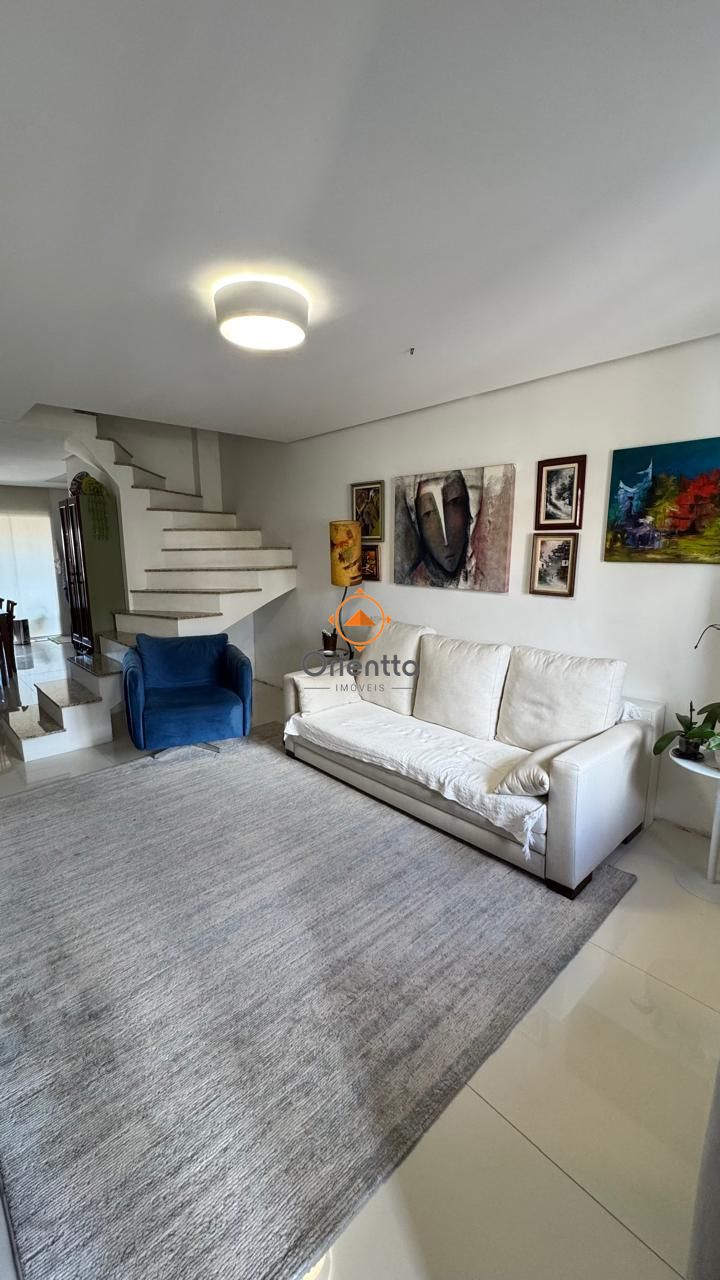 Casa, 3 dormitórios no bairro Guarujá em Porto Alegre para Comprar