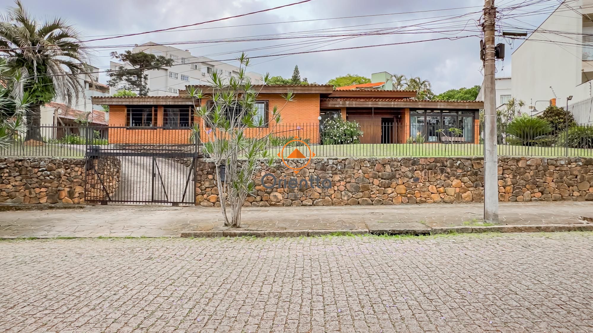 Casa, 3 dormitórios no bairro Chácara das Pedras em Porto Alegre para Comprar