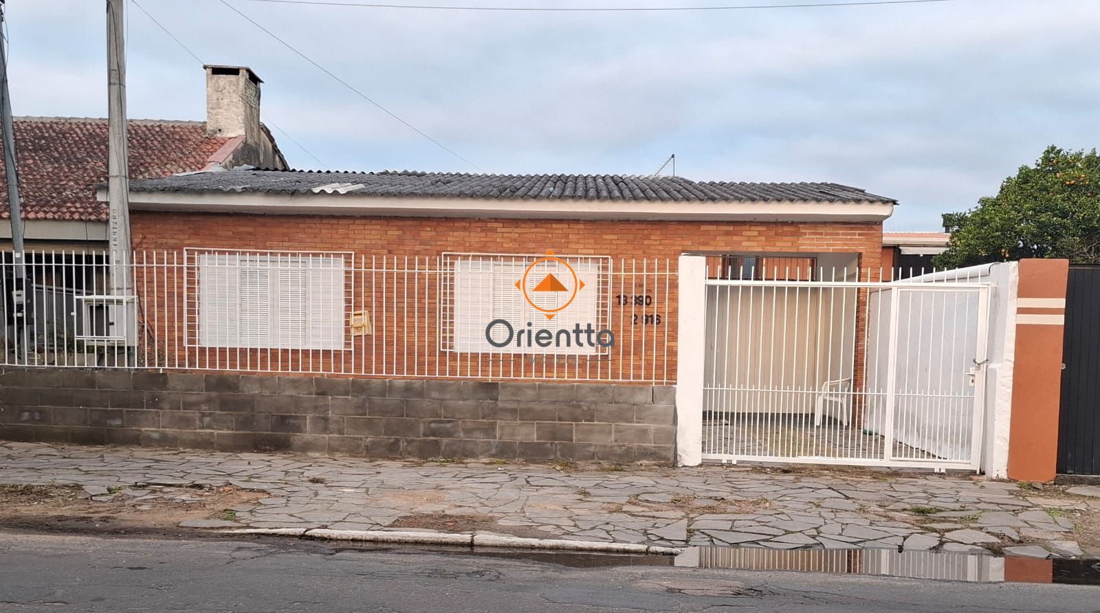 Casa com 160m², 3 dormitórios no bairro Guarujá em Porto Alegre para Comprar