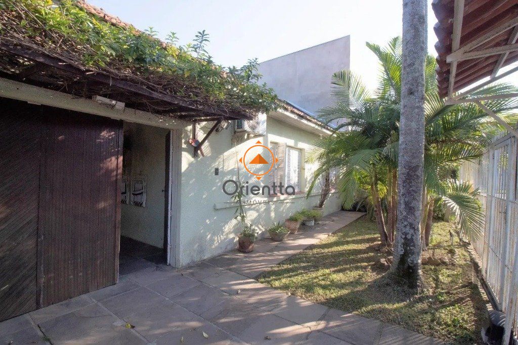 Casa, 3 dormitórios no bairro Santa Maria Goretti em Porto Alegre para Comprar