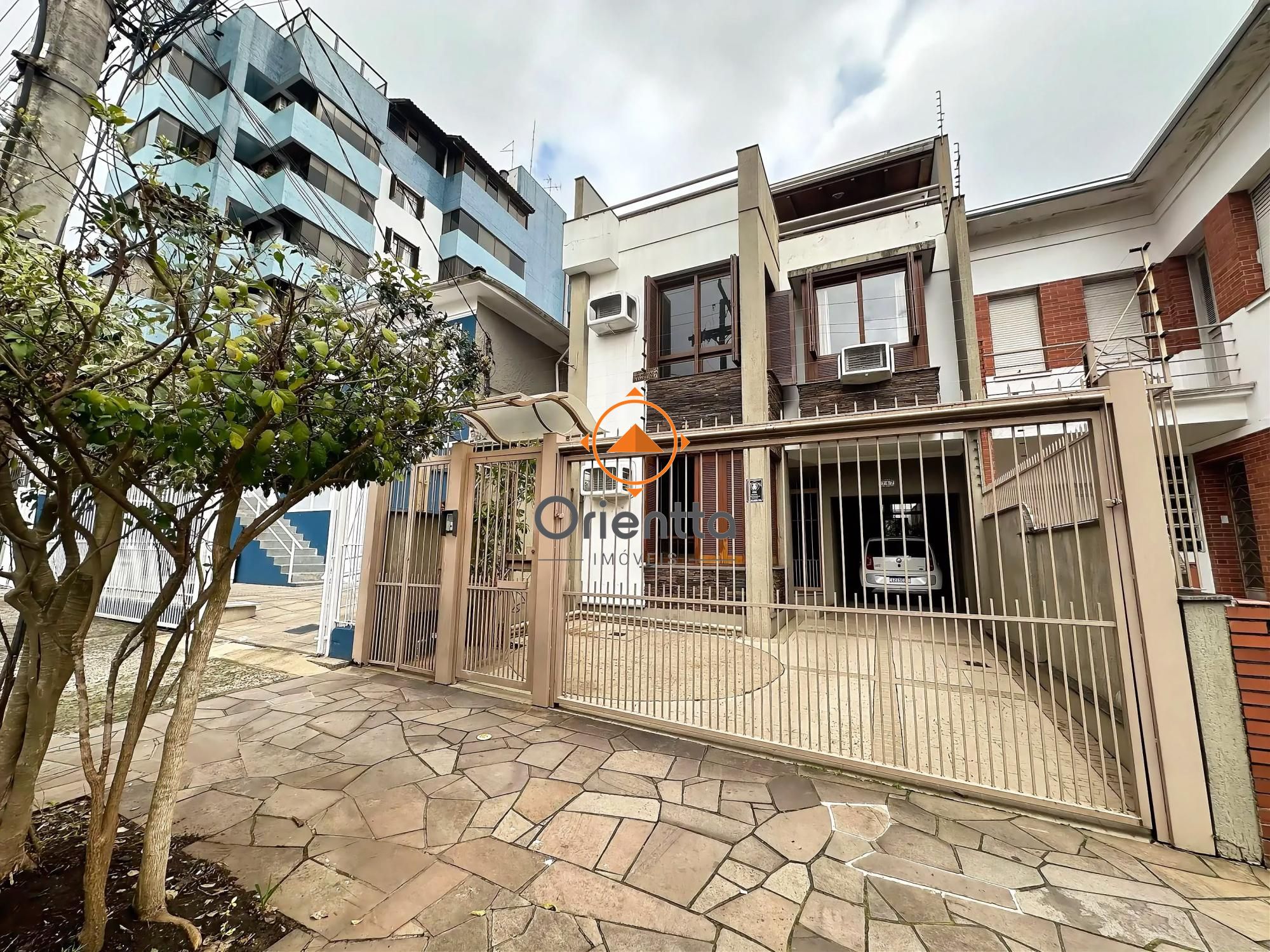 Casa, 4 dormitórios no bairro Floresta em Porto Alegre para Comprar