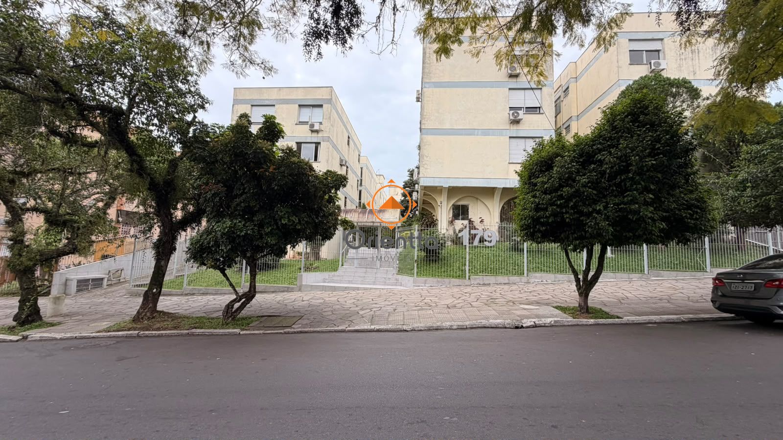 Apartamento, 2 dormitórios no bairro Santo Antônio em Porto Alegre para Comprar