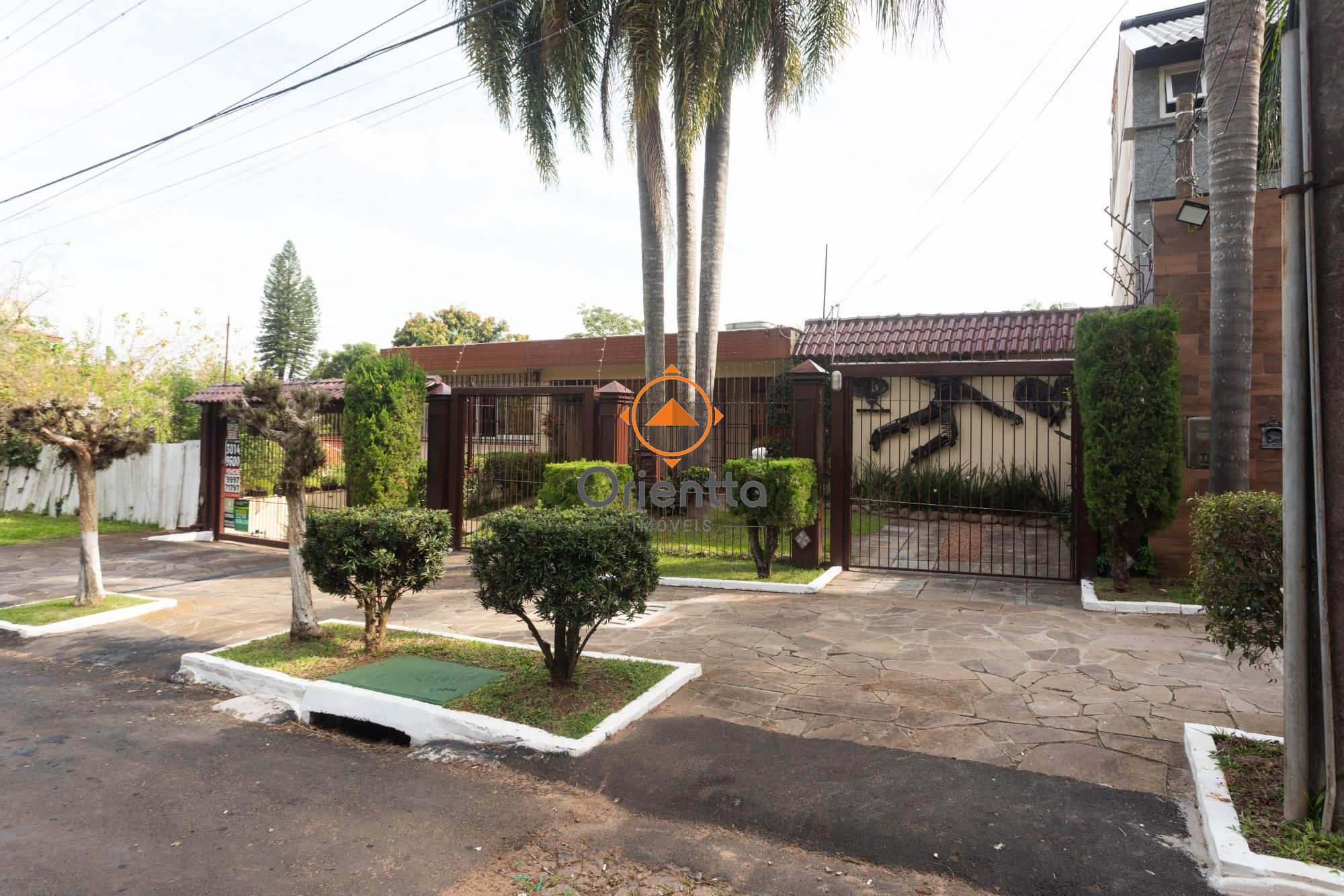 Casa, 5 dormitórios no bairro Chácara das Pedras em Porto Alegre para Comprar