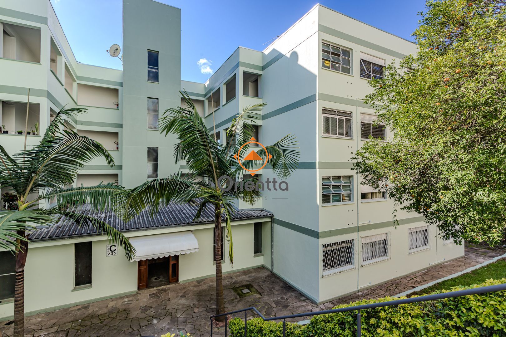 Apartamento, 2 dormitórios no bairro Santo Antônio em Porto Alegre para Comprar