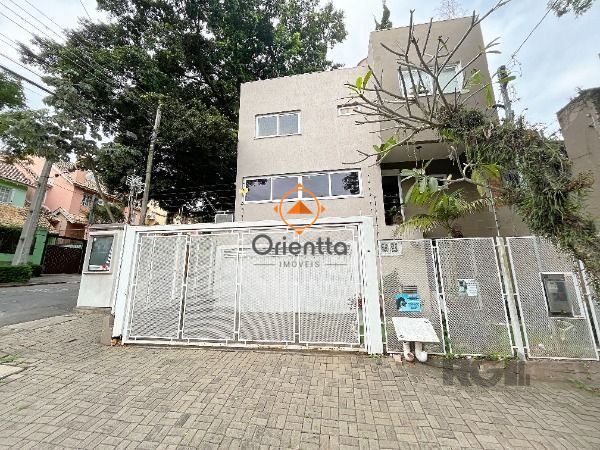 Casa, 3 dormitórios no bairro Tristeza em Porto Alegre para Comprar