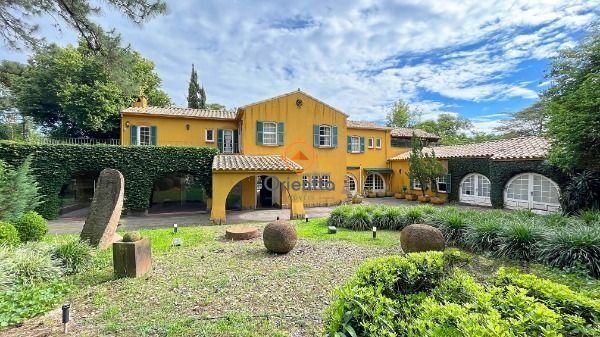 Casa, 7 dormitórios no bairro Pedra Redonda em Porto Alegre para Comprar