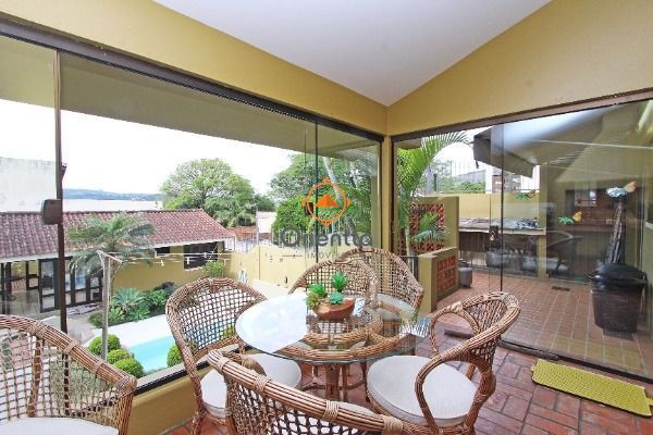 Casa, 4 dormitórios no bairro Ipanema em Porto Alegre para Comprar
