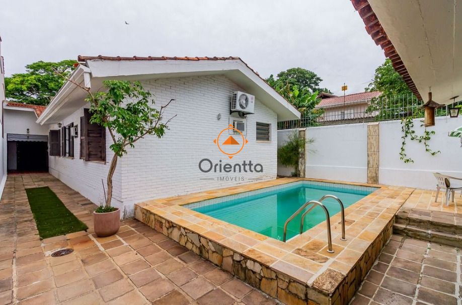 Casa com 201m², 4 dormitórios no bairro Medianeira em Porto Alegre para Comprar