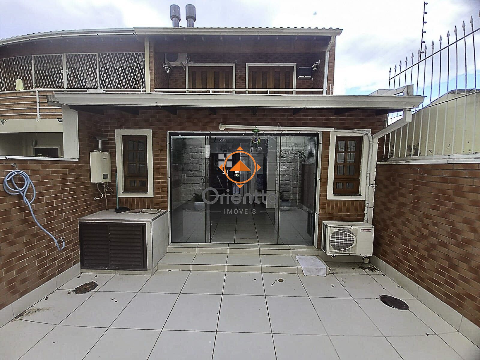 Casa com 192m², 3 dormitórios no bairro Medianeira em Porto Alegre para Comprar