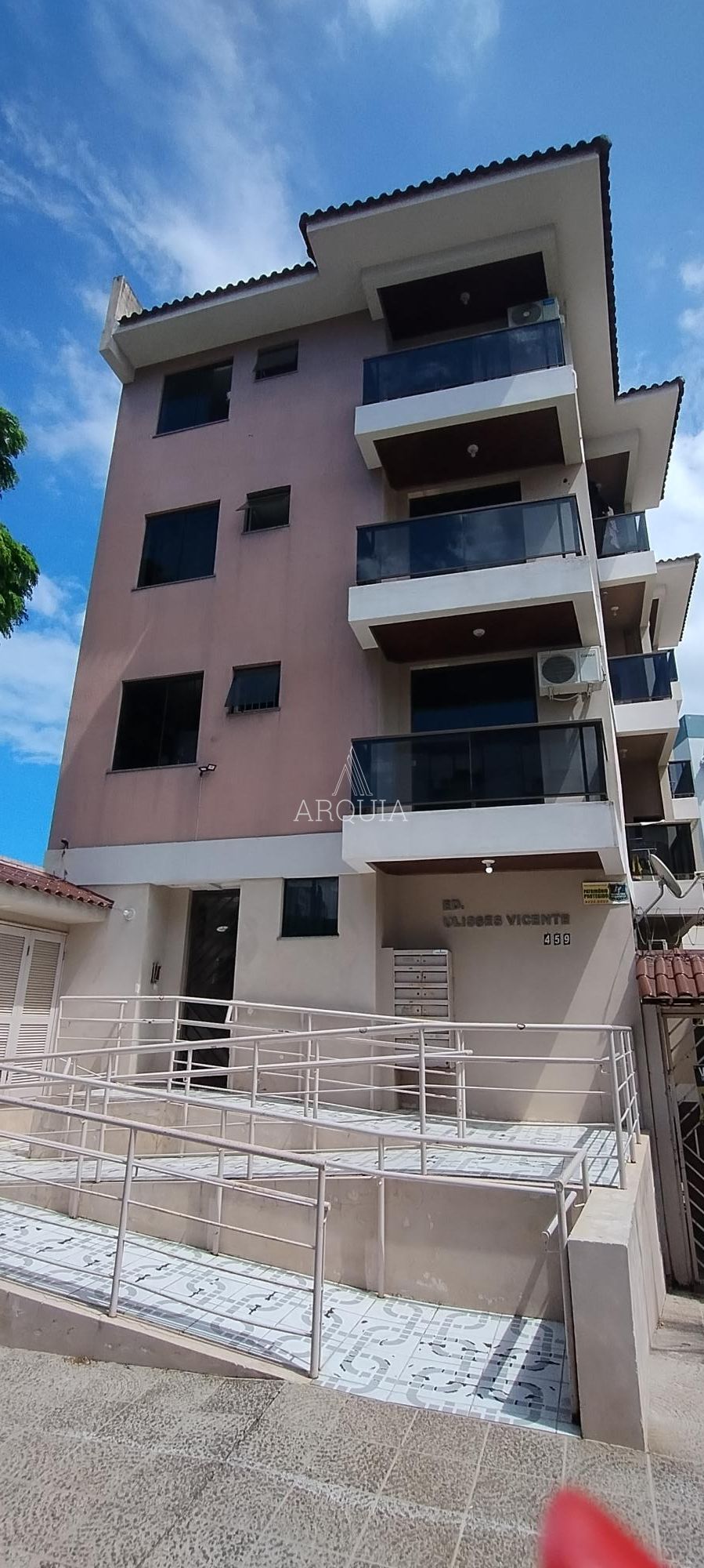 Kitnet amplo com sacada, andar alto próx UFN