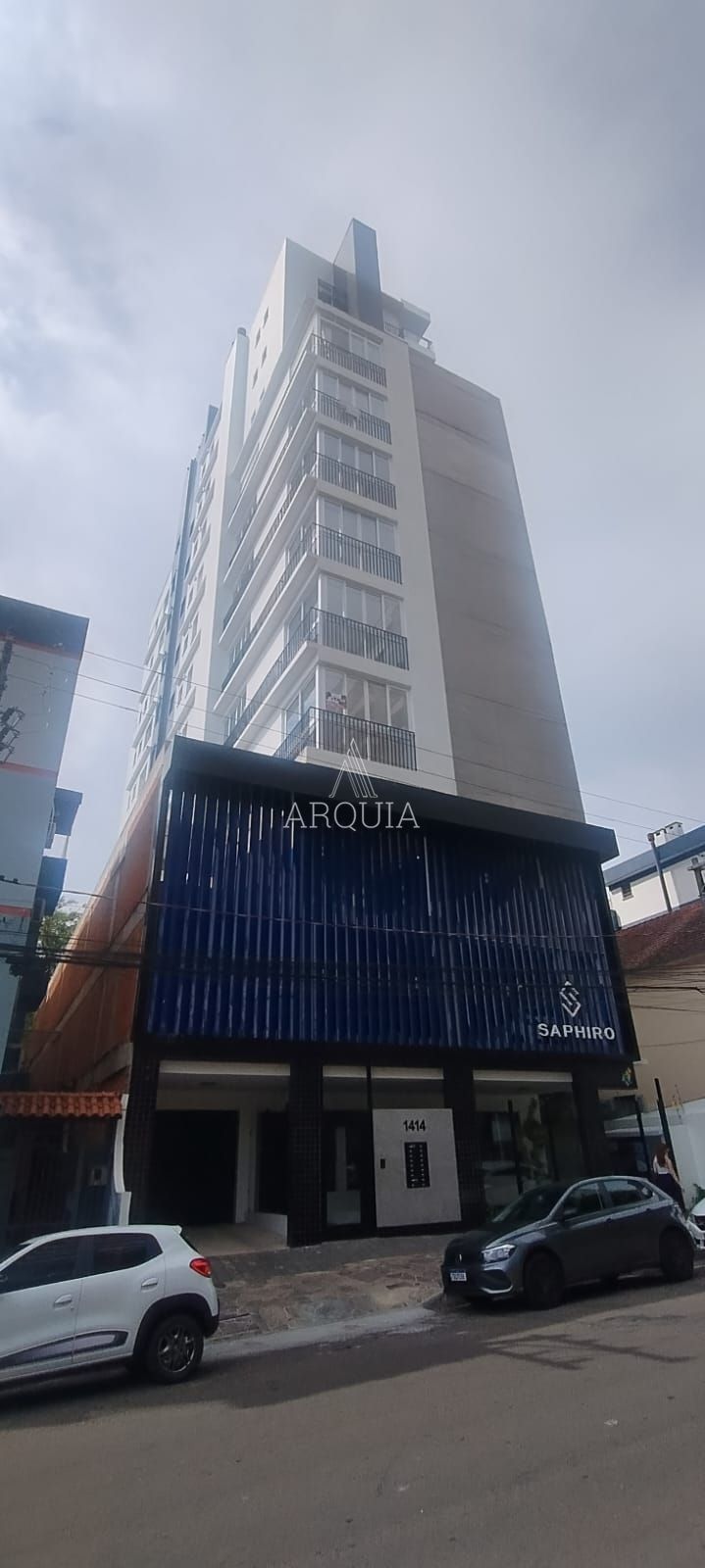 Apto 2 dorm, sendo 1 suíte, sacada com churrasqueira e 2 box garagens