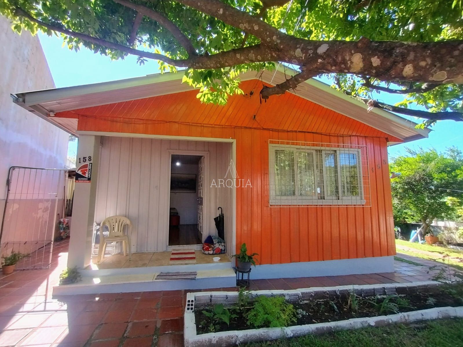 Duas casas, 4 dormitórios, 2 banheiros e 2 vagas, com pátio!