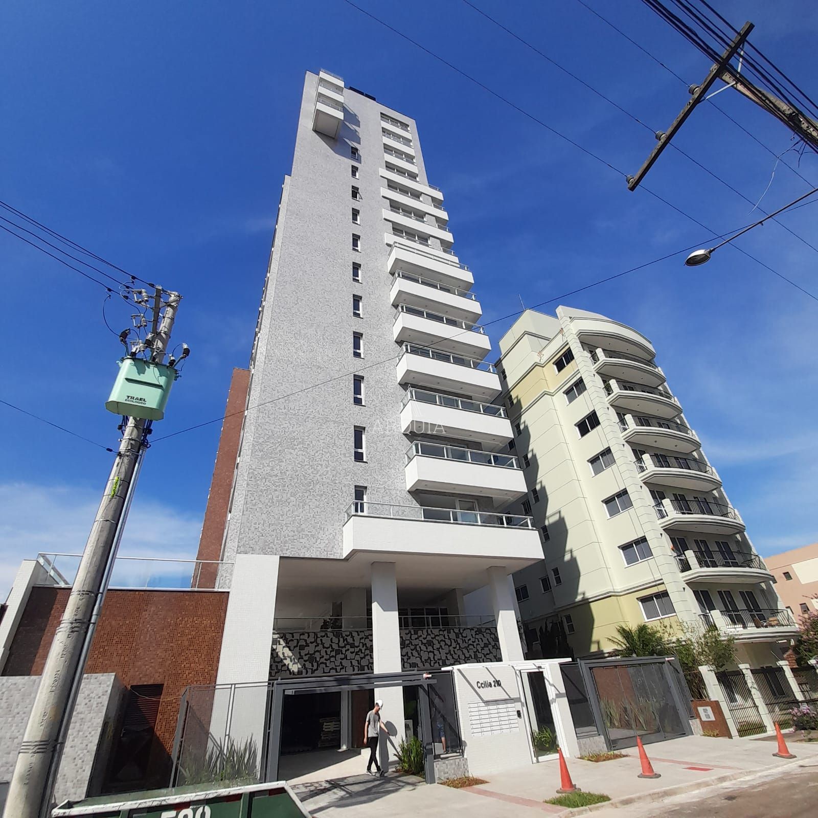 Apto amplo com vista panorâmica de 3 suítes, lavabo com 2 box garagem