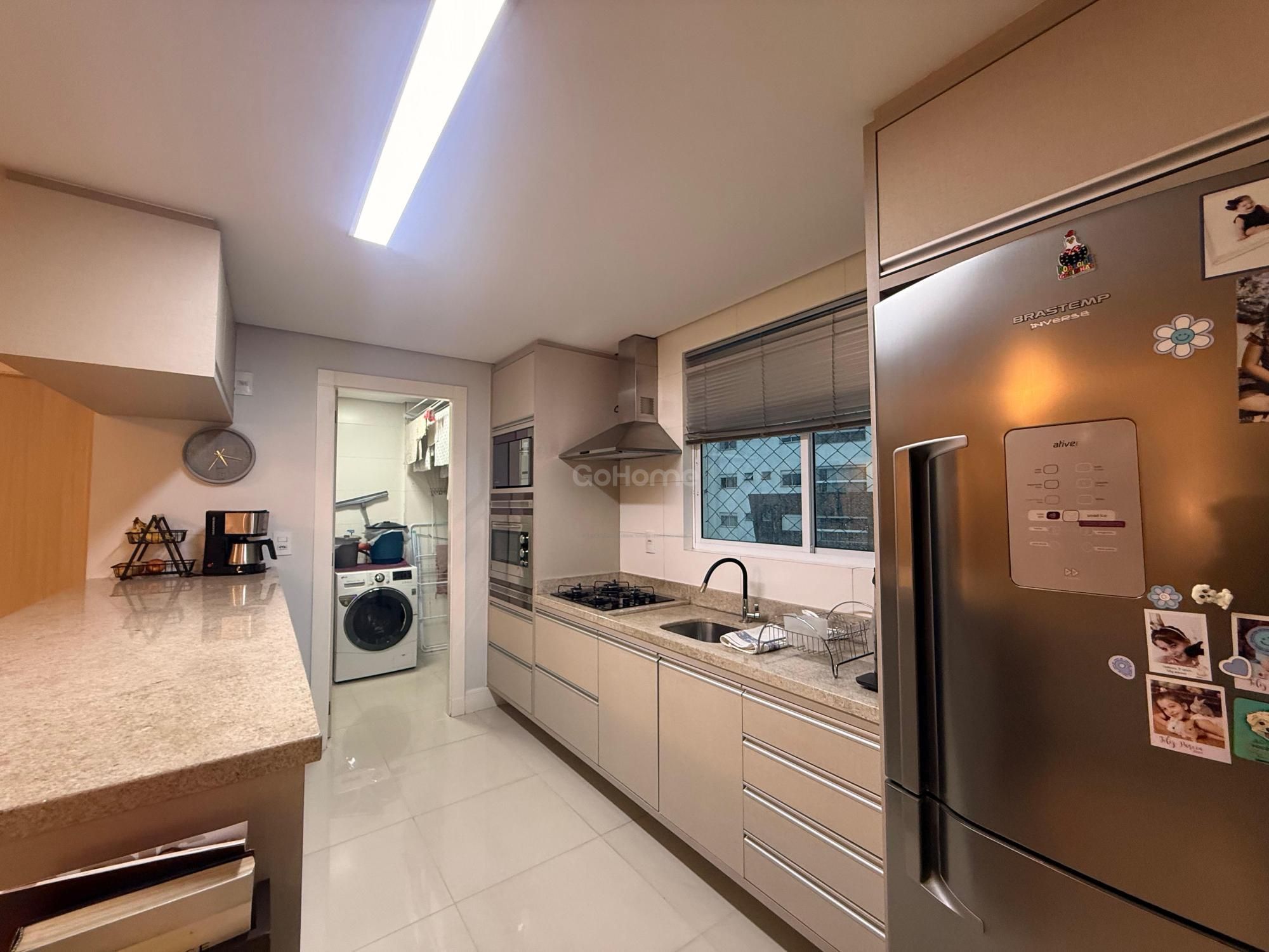 Apartamento Semimobiliado com 3 dormitórios