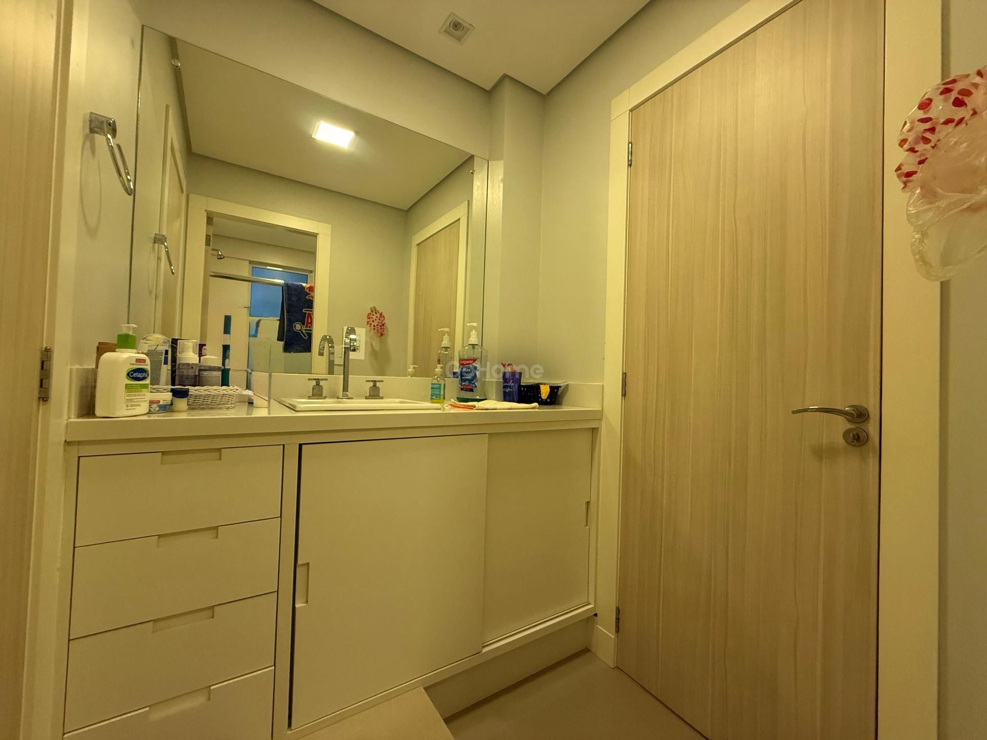 Apartamento Semimobiliado com 3 dormitórios