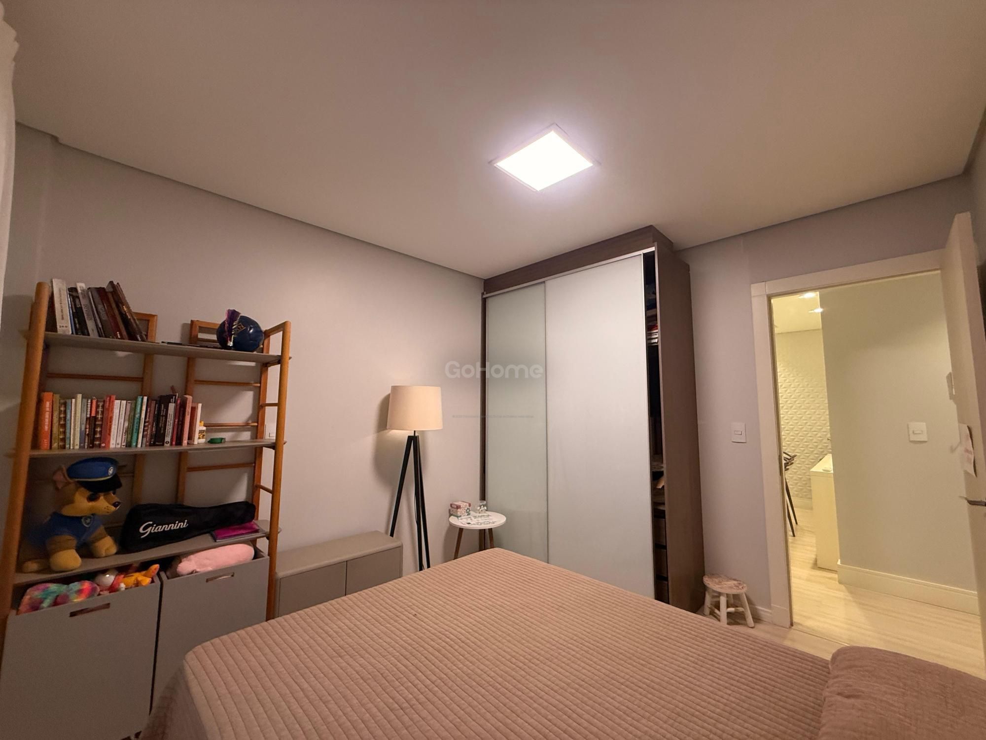 Apartamento Semimobiliado com 3 dormitórios