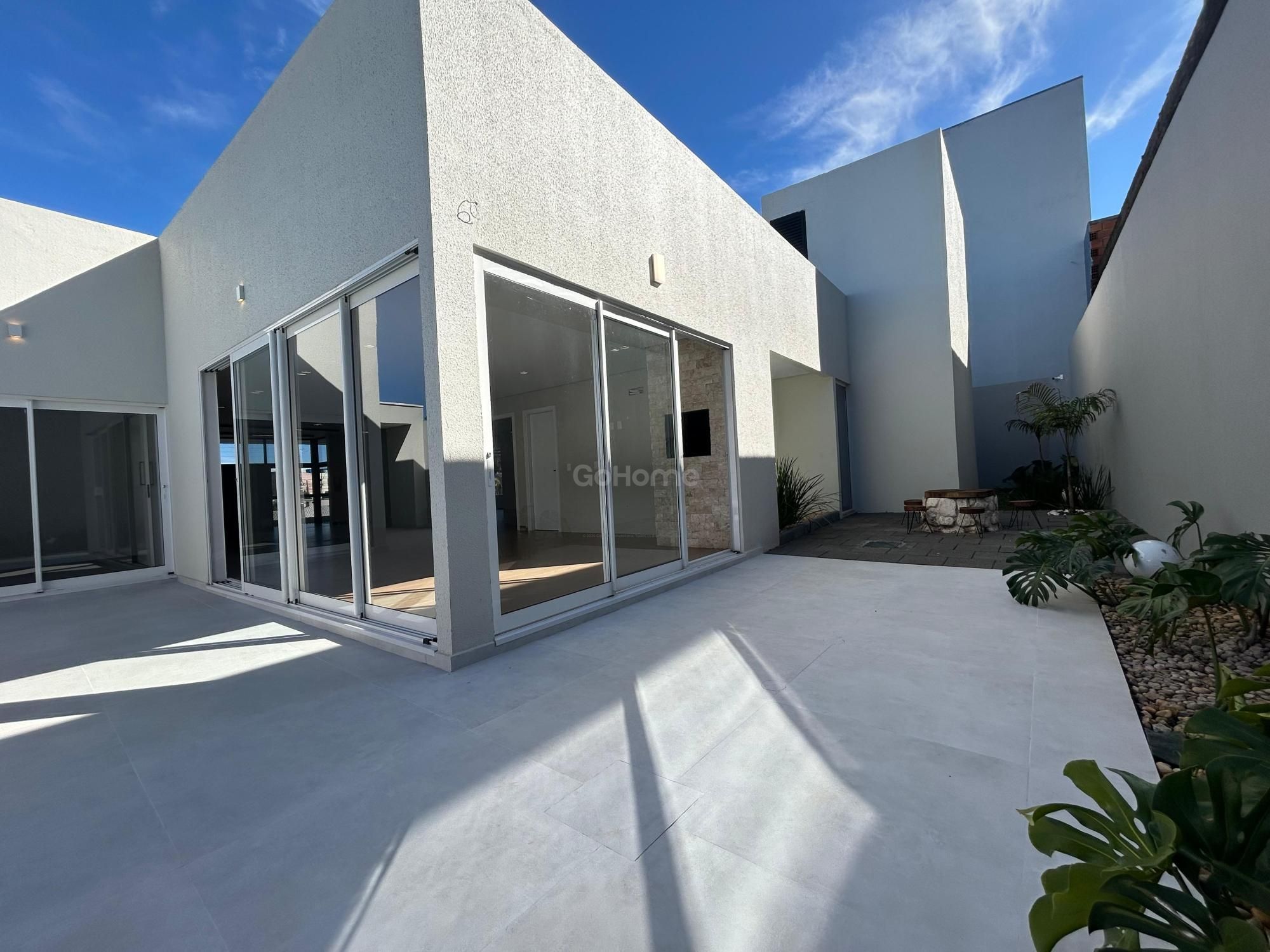 Casa Nova à venda com piscina