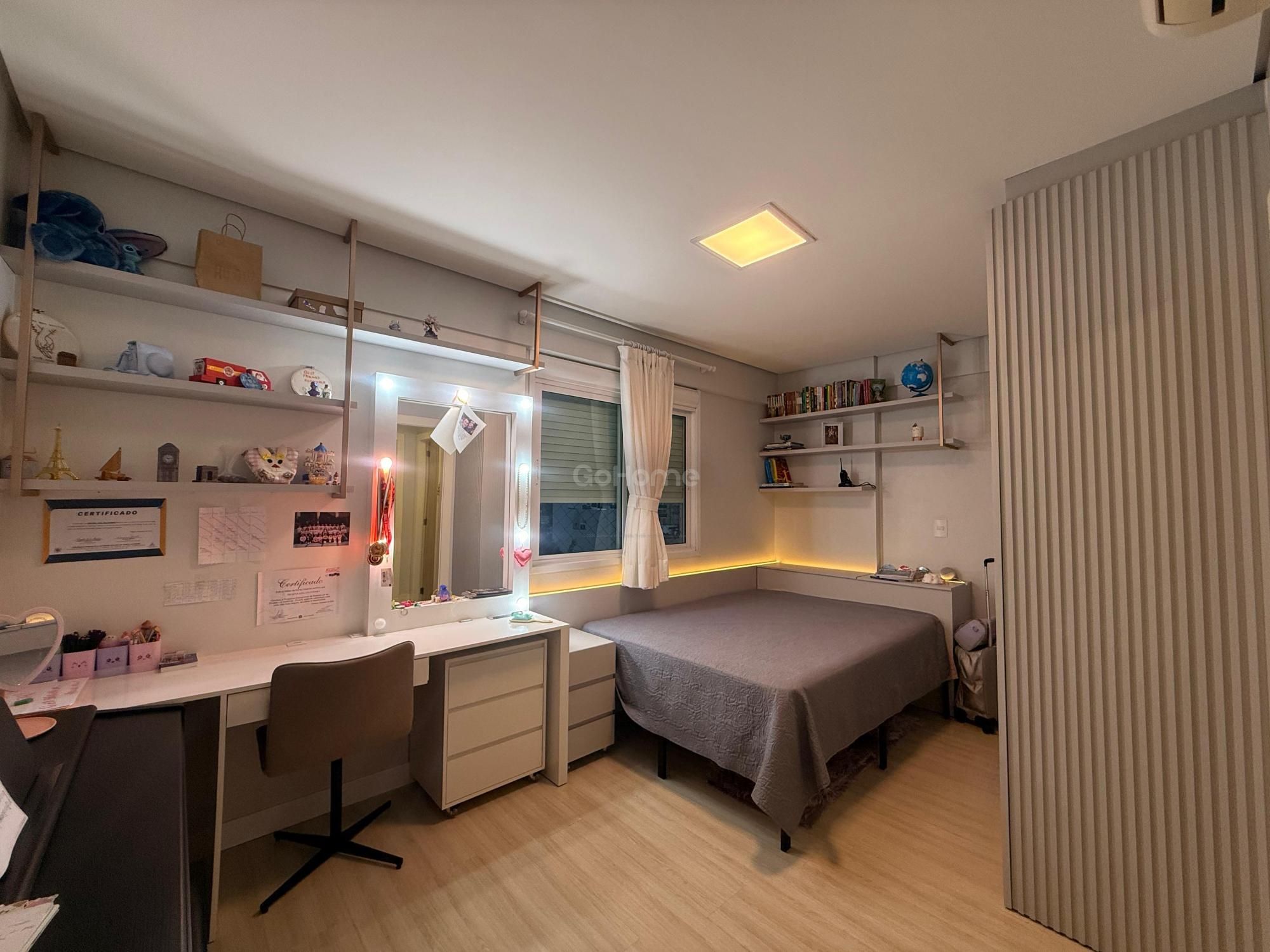 Apartamento Semimobiliado com 3 dormitórios