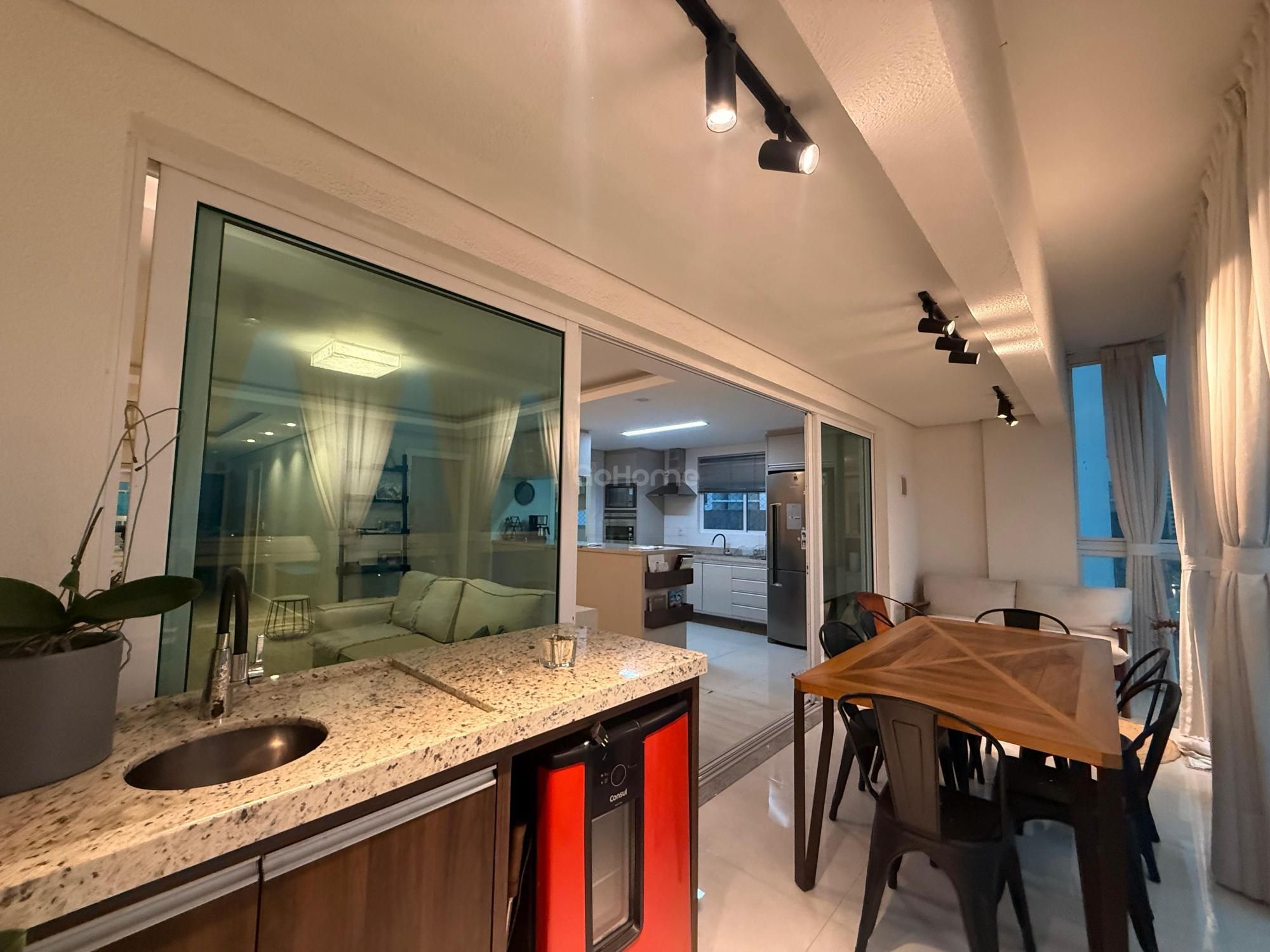 Apartamento Semimobiliado com 3 dormitórios