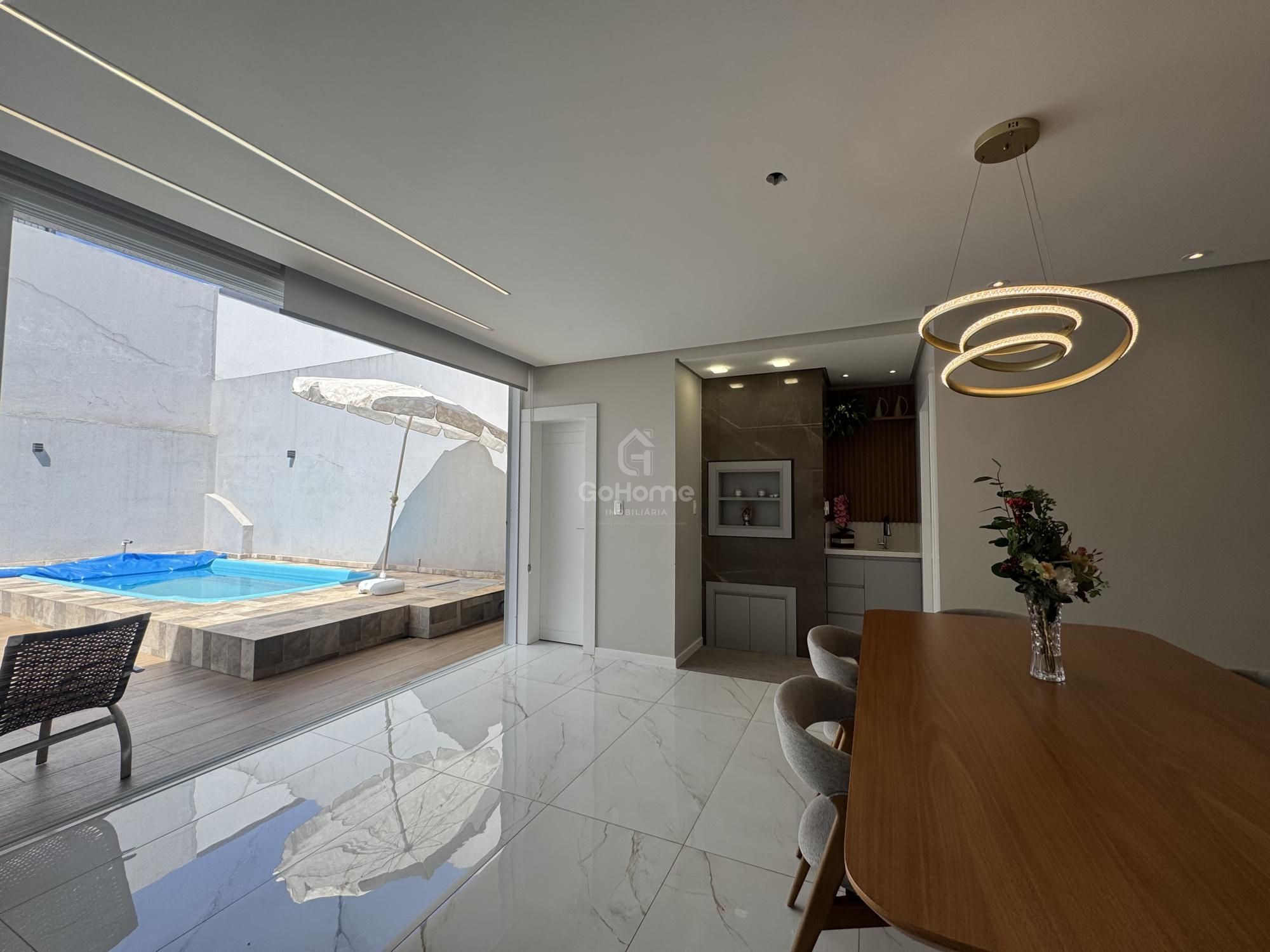Casa semimobiliada no Paraíso com piscina, 2 suítes e closet