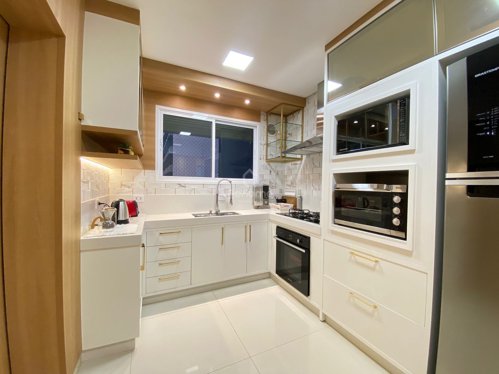 3343 – Apartamento semimobiliado 3 quartos 3 suítes 2 vagas Centro