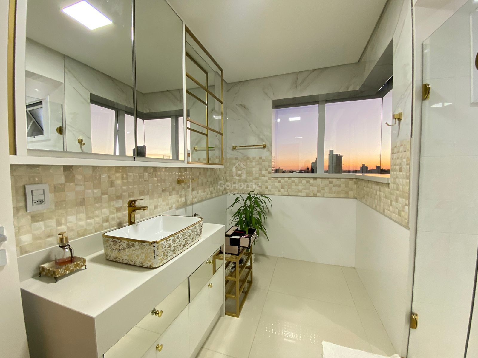 3343 – Apartamento semimobiliado 3 quartos 3 suítes 2 vagas Centro
