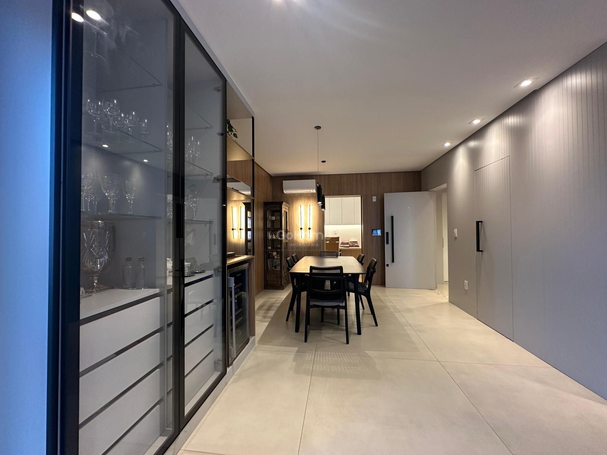 Apartamento Semimobiliado à Venda no Centro