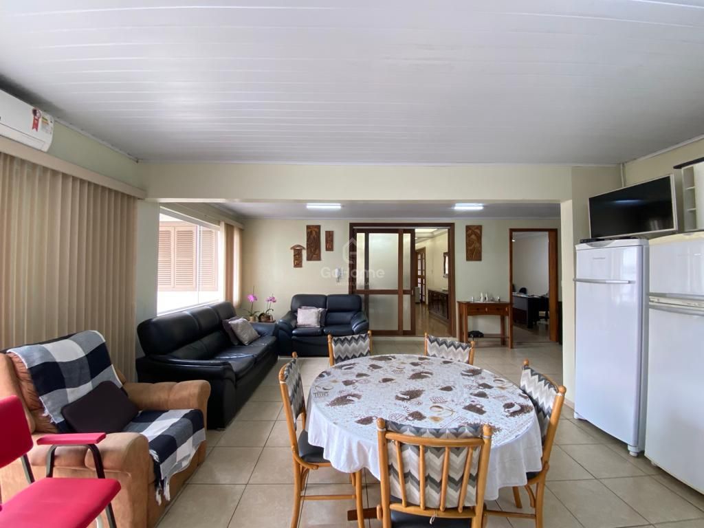 3603 – Casa no Centro de Chapecó: 3 Quartos com Suíte e 2 Vagas