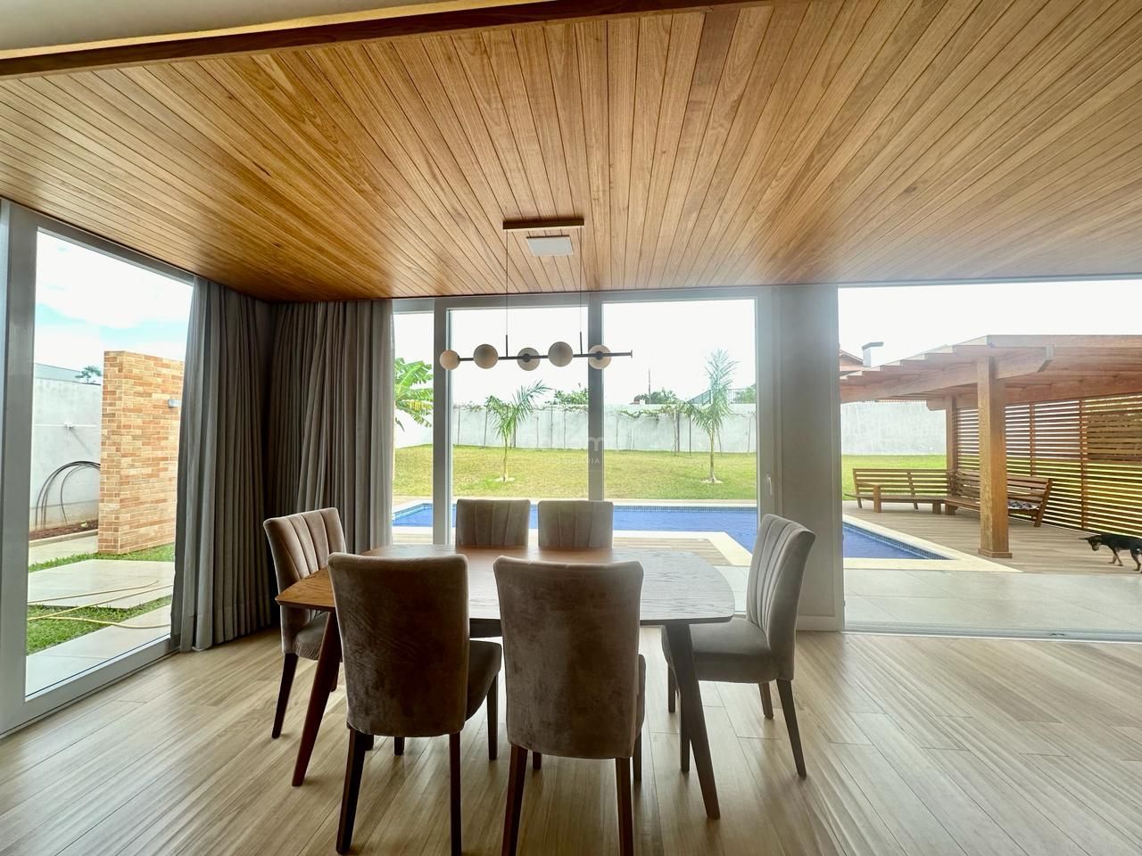 Linda casa em Condomínio Fechado