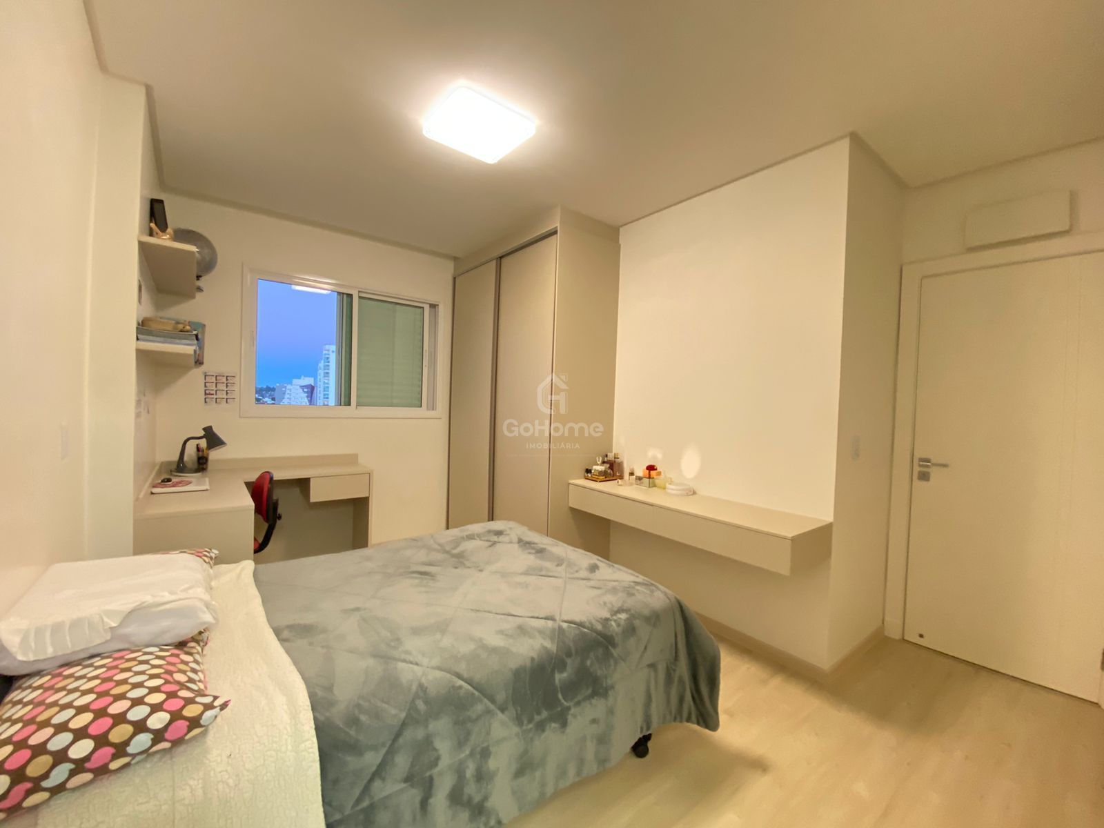 3343 – Apartamento semimobiliado 3 quartos 3 suítes 2 vagas Centro