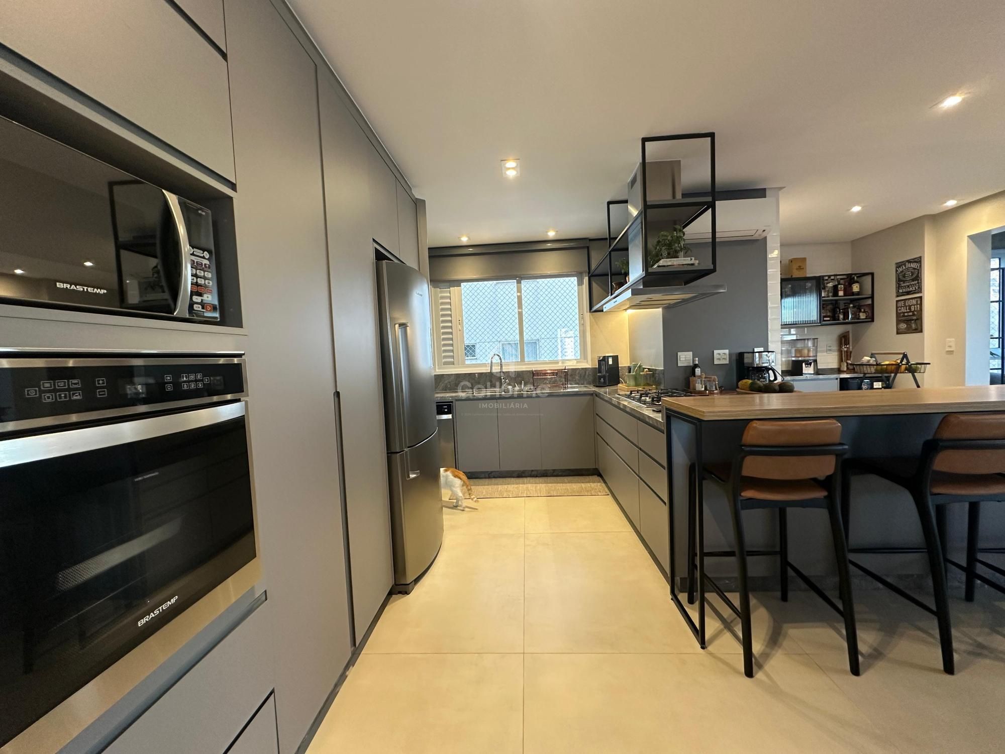 Apartamento Semimobiliado à Venda no Centro