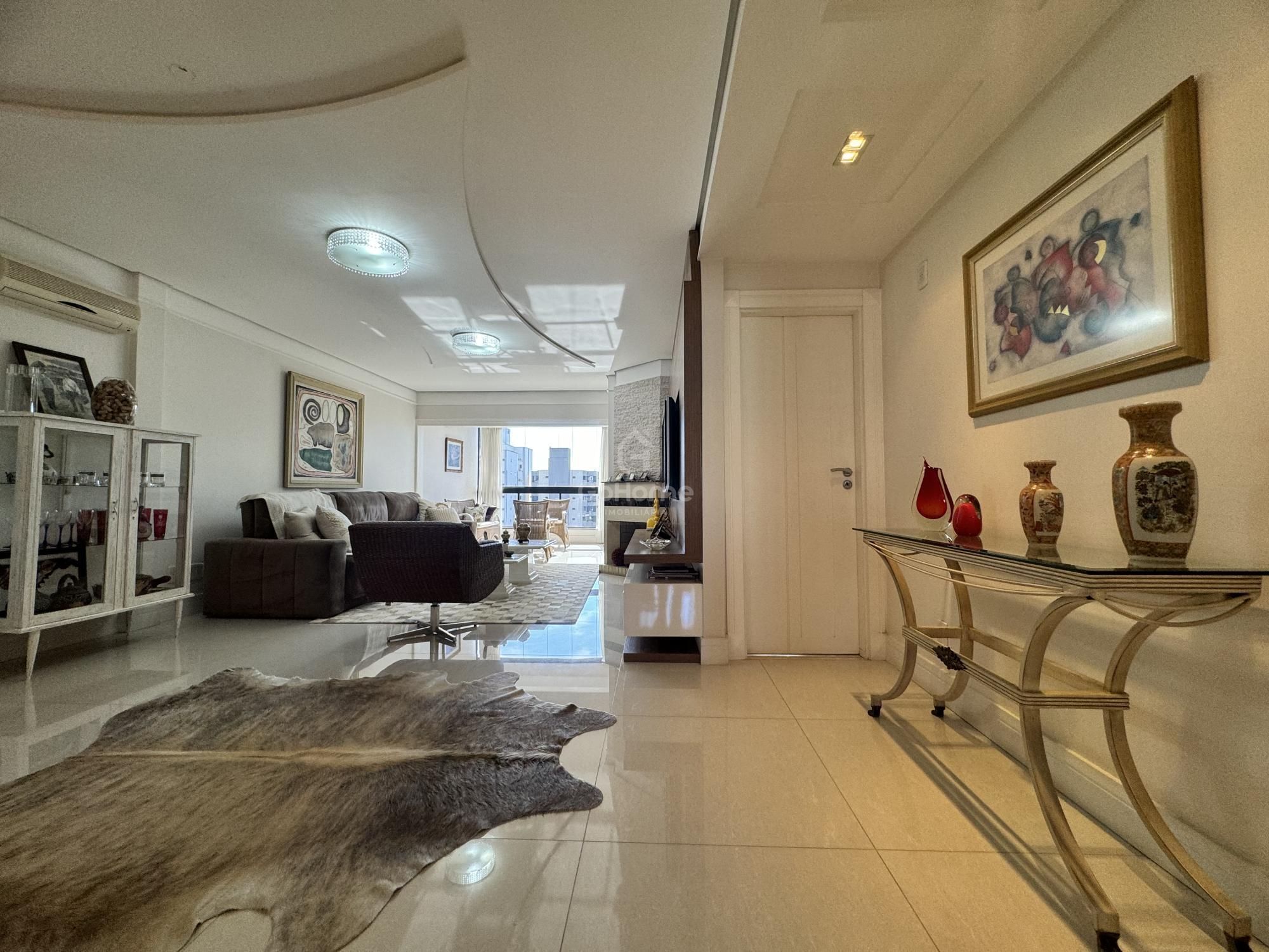 913 – Cobertura no Centro: 3 Suítes, Vista Panorâmica e Salão de Festas