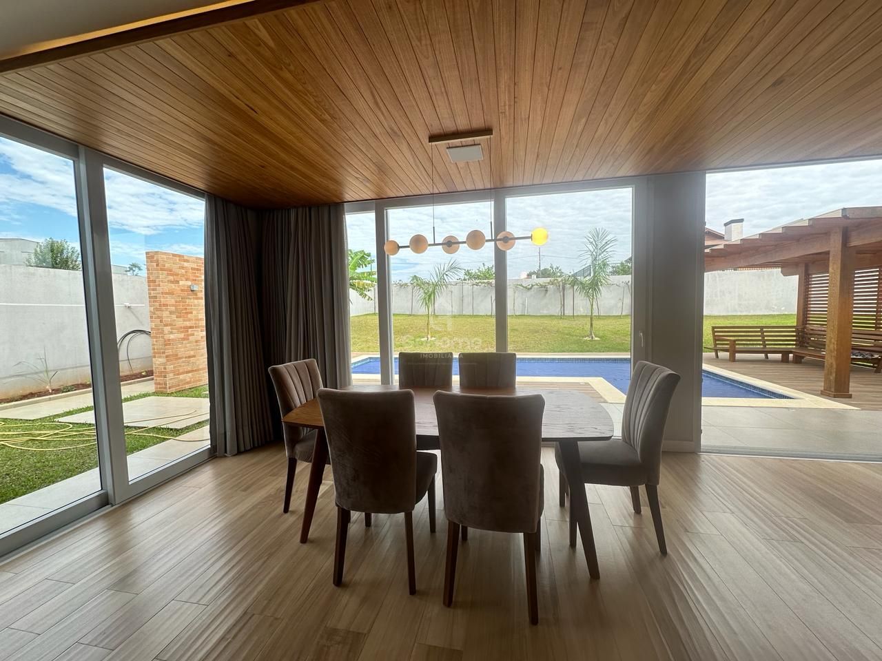 Linda casa em Condomínio Fechado