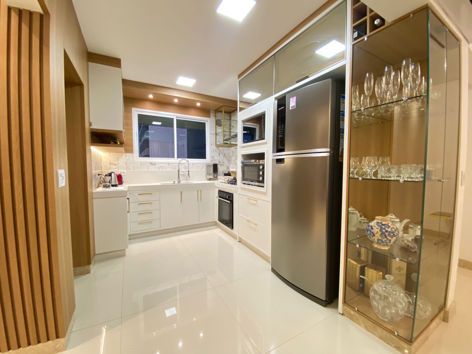 3343 – Apartamento semimobiliado 3 quartos 3 suítes 2 vagas Centro