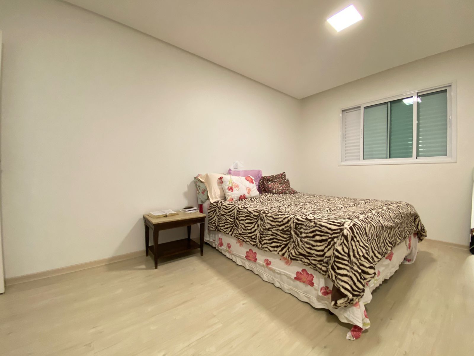 3343 – Apartamento semimobiliado 3 quartos 3 suítes 2 vagas Centro