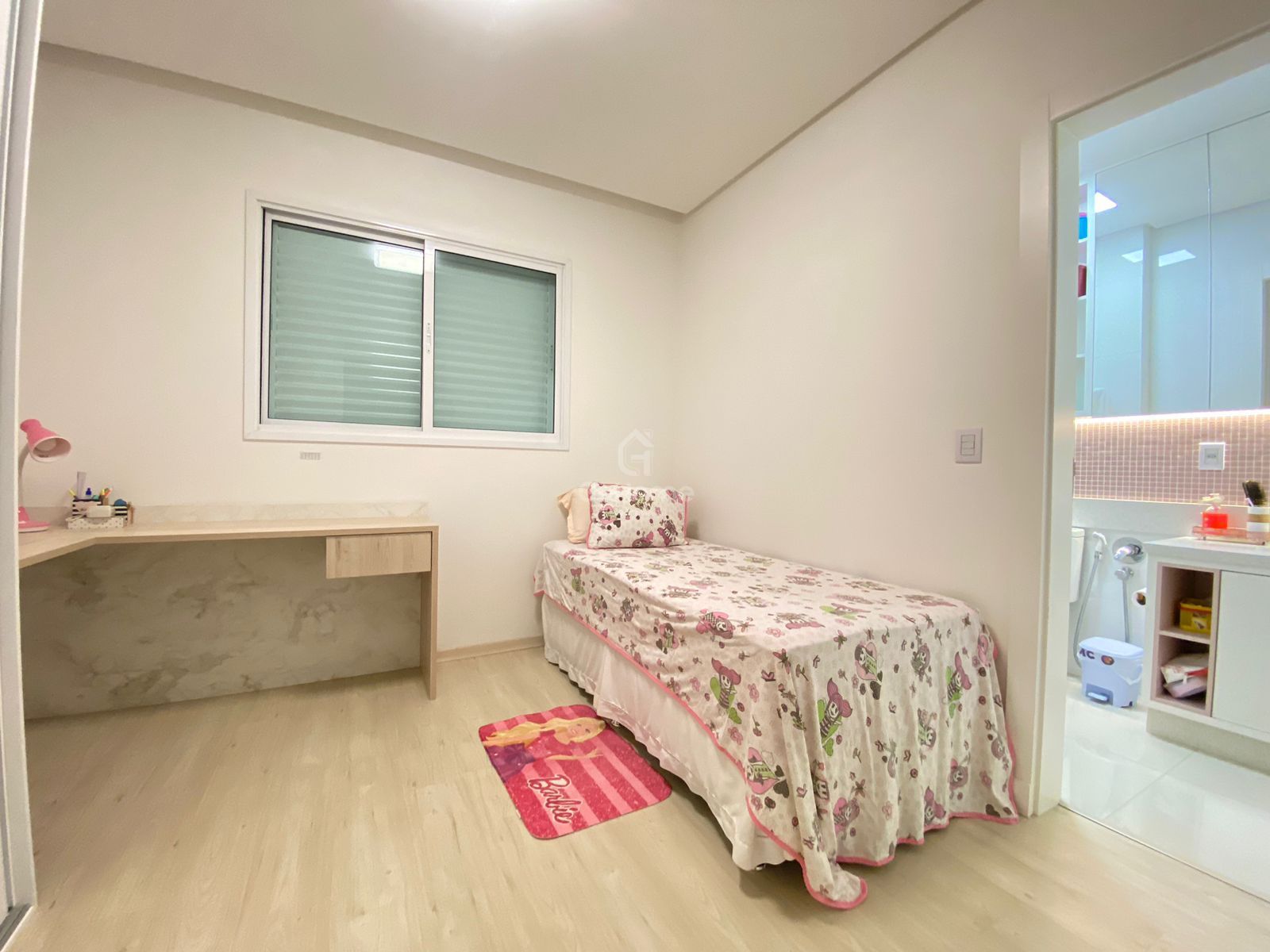3343 – Apartamento semimobiliado 3 quartos 3 suítes 2 vagas Centro