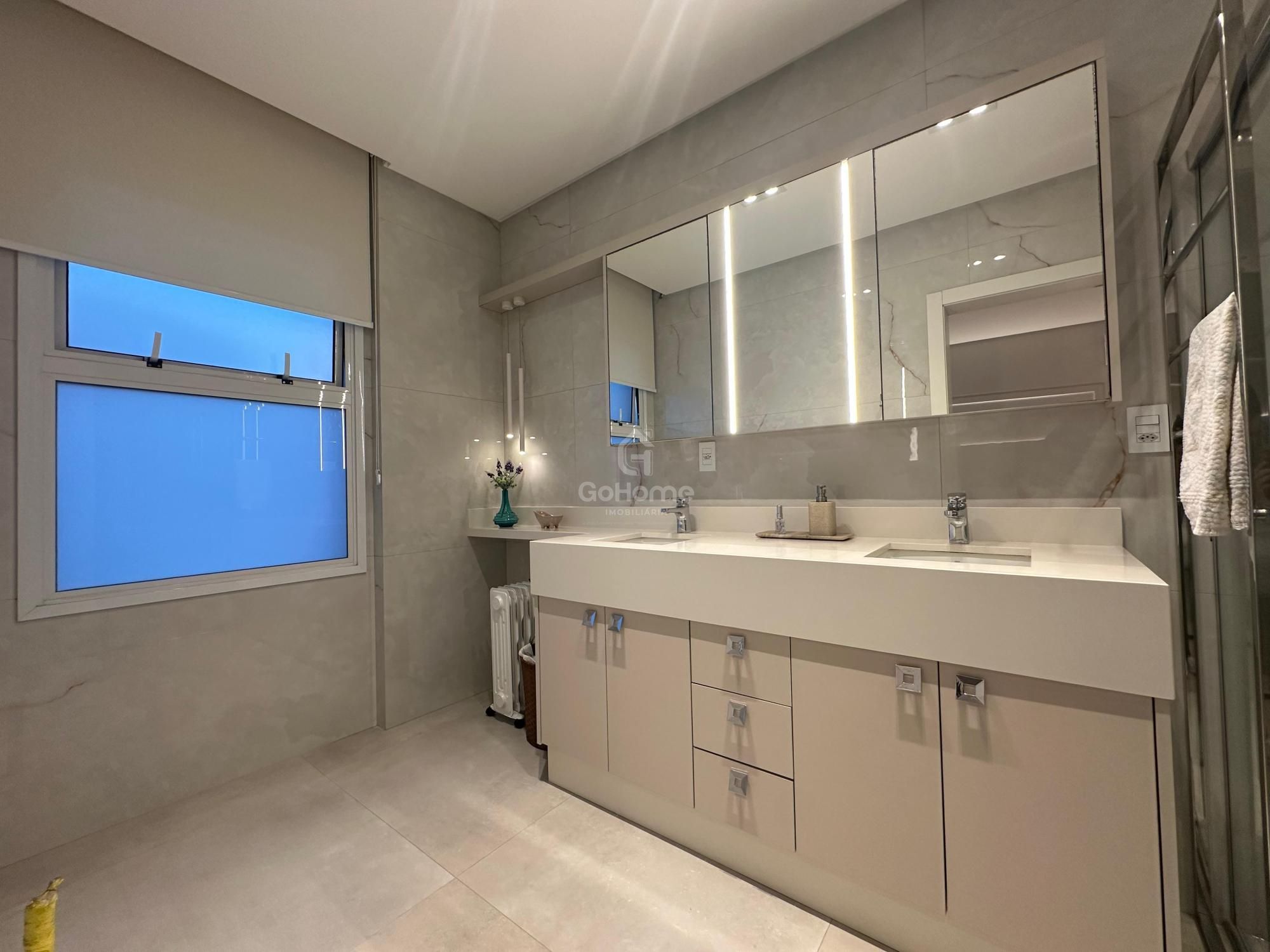 Apartamento Semimobiliado à Venda no Centro