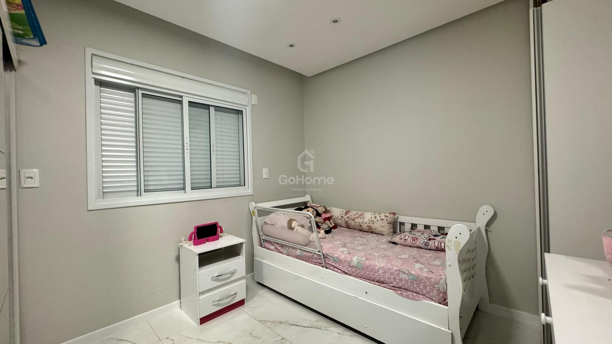 Casa semimobiliada no Paraíso com piscina, 2 suítes e closet