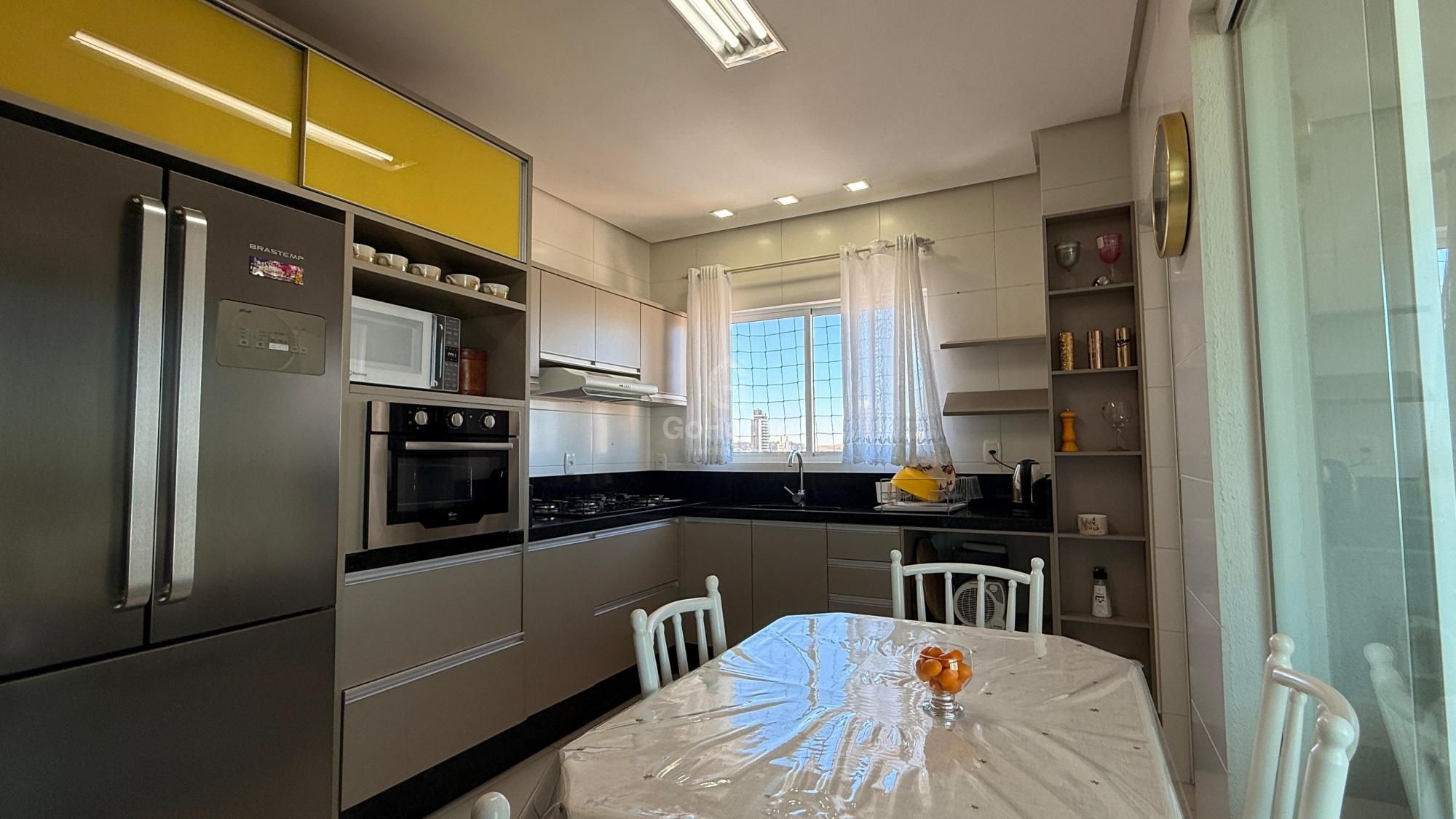 Apartamento Semimobiliado com 4 dormitórios