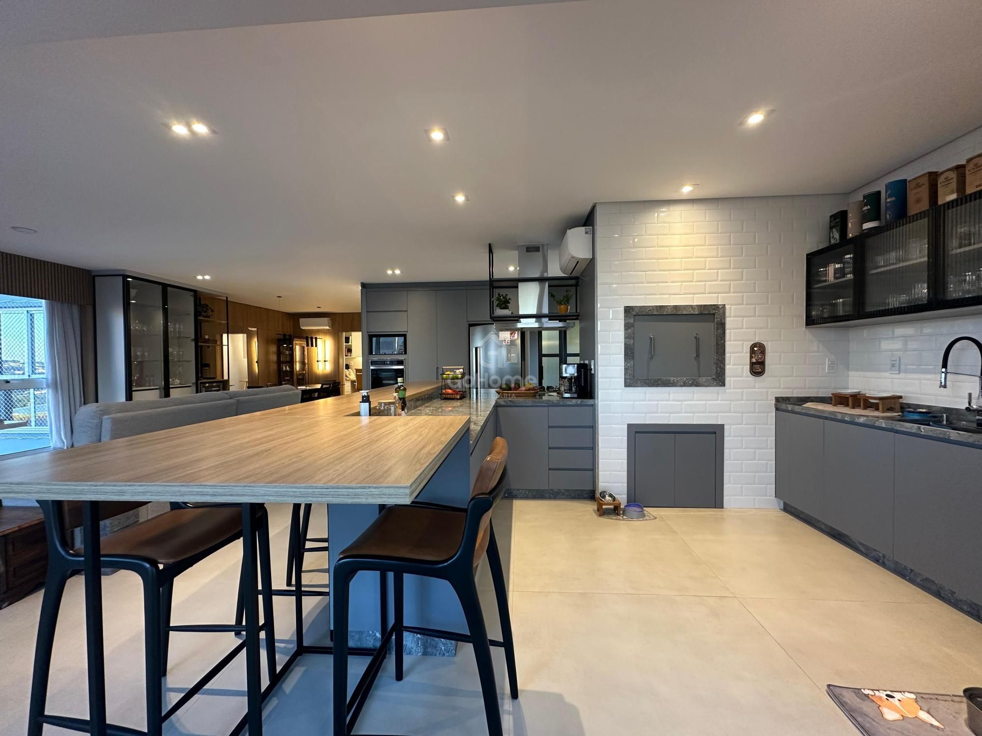 Apartamento Semimobiliado à Venda no Centro