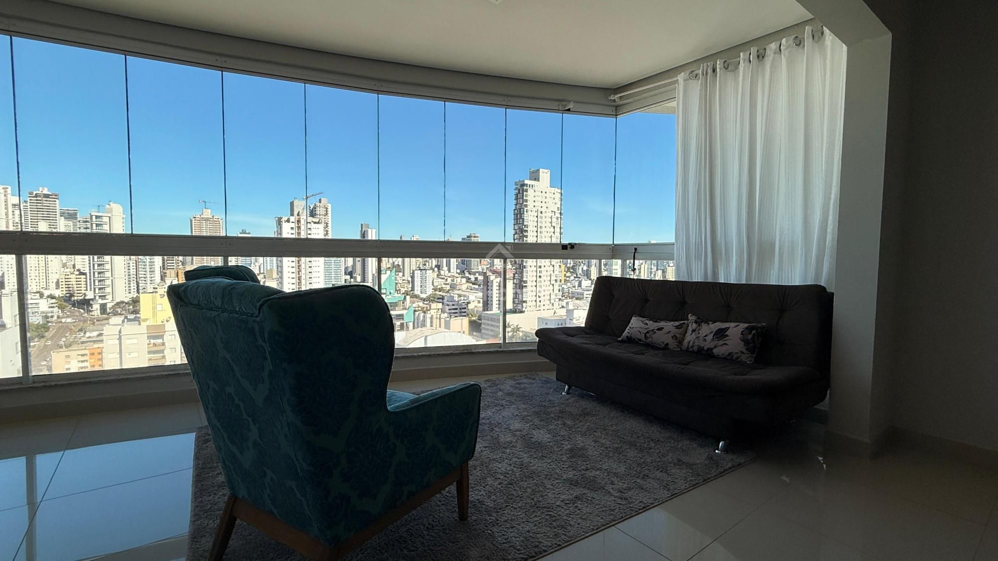 Apartamento Semimobiliado com 4 dormitórios