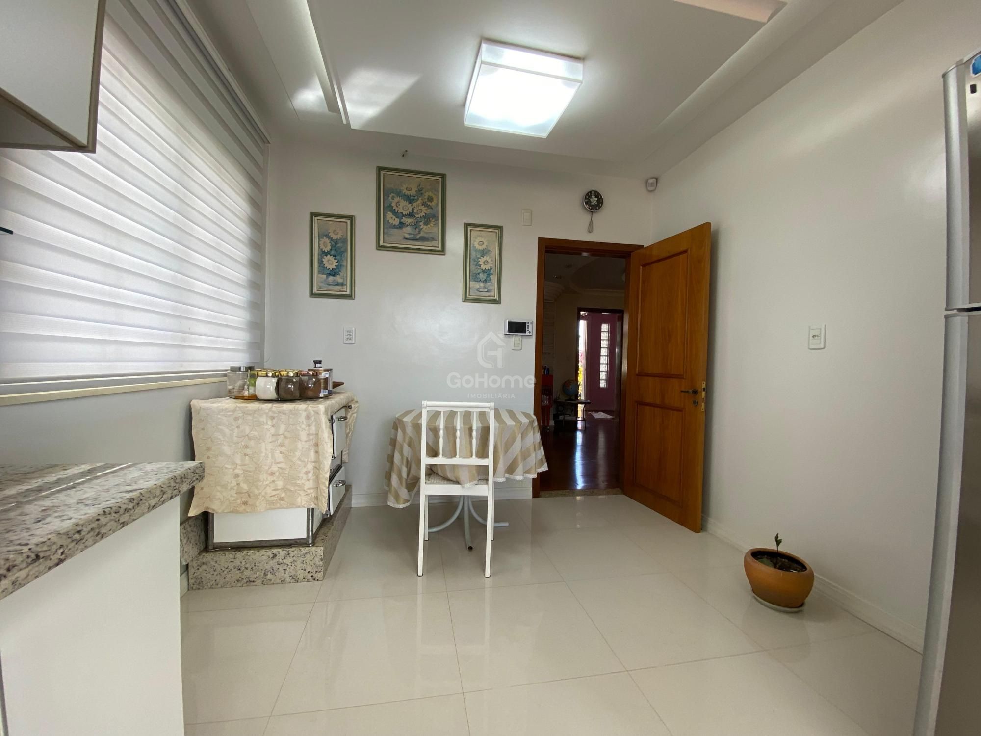 Casa ampla com cinco quartos