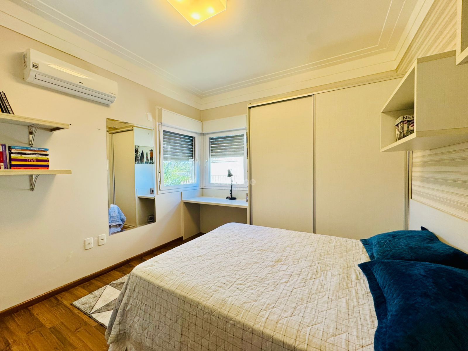Casa em Condomínio Fechado Semimobiliada